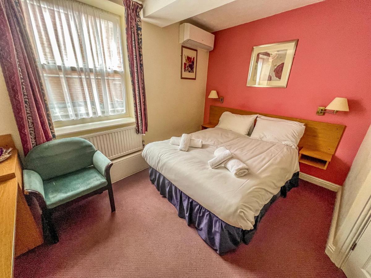The Red Lion 3*